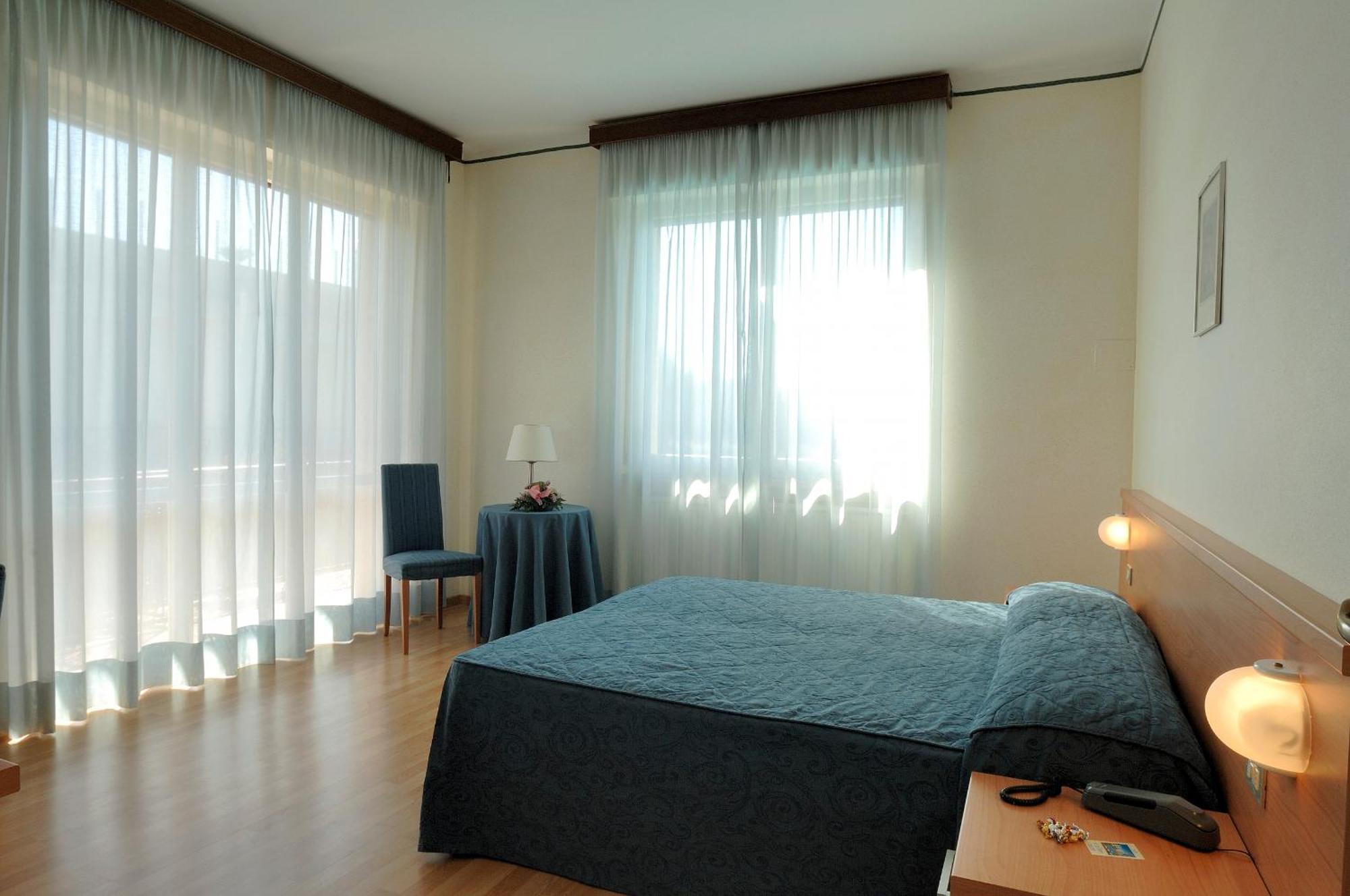 Raffy Family & Bike Hotel Diano Marina Quarto foto