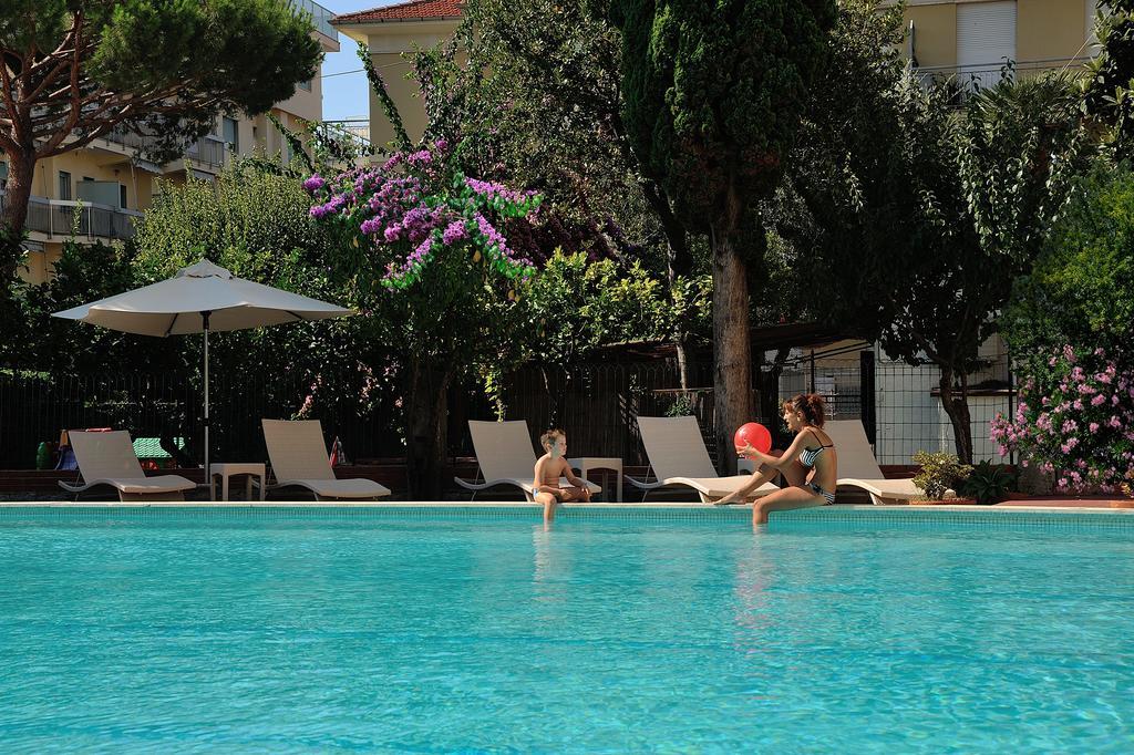 Raffy Family & Bike Hotel Diano Marina Exterior foto